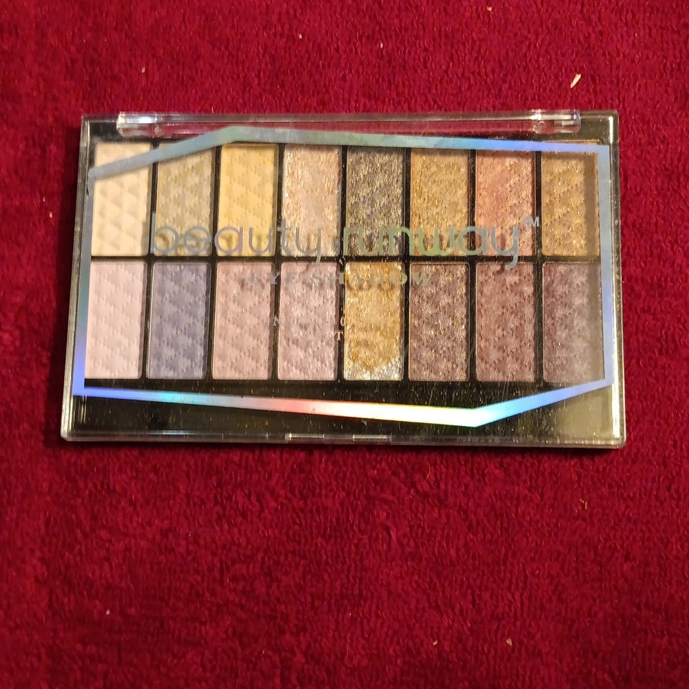 Eyeshadow. 18 count